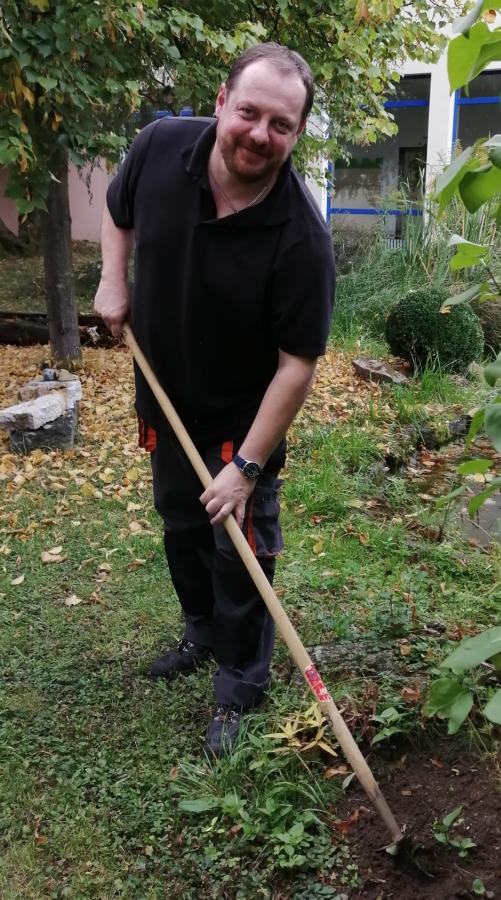 Hausmeister Manfred Kümmet bei Gartenpflege
